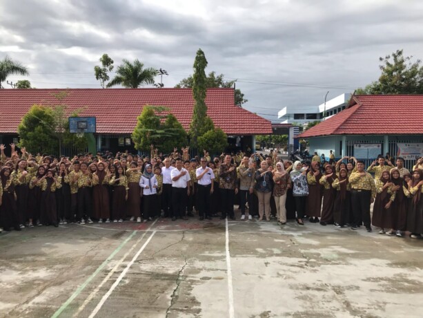KEBERSAMAAN : Jajaran BNI Branch Office Muara Teweh di sela-sela edukasi literasi keuangan ke tiga sekolah ternama di Kabupaten Barito Utara.