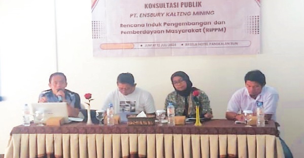 DISKUSI : Narasumber ketika menyerap aspirasi saat kegiatan konsultasi publik di Hotel Arsela, Kabupaten Kotawaringin Barat, Jumat (12/7).