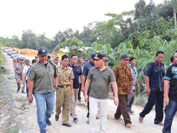 FOTO KOLOM : KADIS PUOPR PROVINSI/H SHALAHUDDIN ST MT Kepala Dinas Pekerjaan Umum dan Penataan Ruang (PUPR) Provinsi Kalteng H Shalahuddin ST MT saat mendampingi Gubernur Kalteng H Sugianto Sabran SIP dalam memantau pembangunan infrastruktur untuk Kalteng
