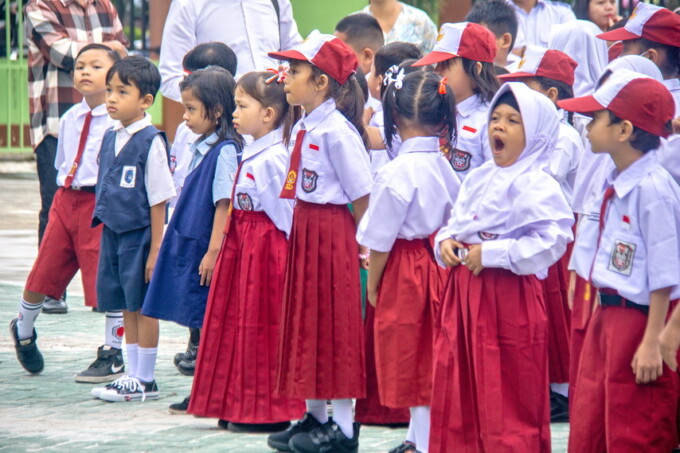 TETAP SEMANGAT YA: Para murid berbaris di halaman sekolah pada hari pertama sekolah di SDN 6 Palangka, Jalan Tjilik Riwut, Senin (8/7). FOTO: ARIEF PERTAMA/KALTENG POS