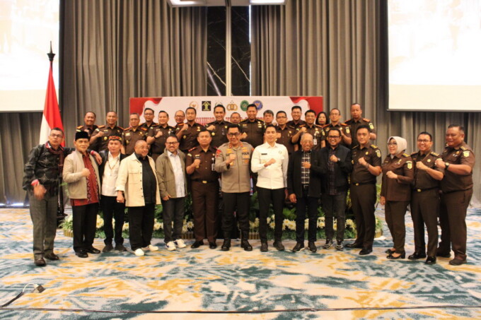 SAMBUL WAKIL RAKYAT: Kajati Kalteng Dr Undang Mugopal SH MHum bersama Forkopimda menyambut Tim Komisi III DPR RI di Badnara Iskandar Pangkalan Bun, Senin (15/7/2024).