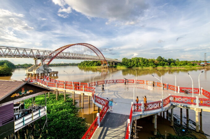 SPOT MENARIK: Warga bersantai menikmati pemandangan di Taman Pasuk Kameloh, Palangka Raya. Hampir tiap hari kawasan ini dipadati pengunjung. FOTO: ARIEF PRATHAMA/KALTENG POS
