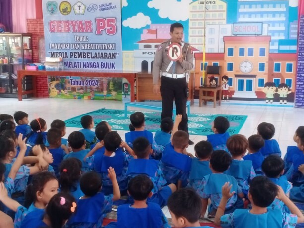 SAMBANG SEKOLAH: Polantas Polres Lamandau mengedukasi anak TK Melati Nanga Bulik.
