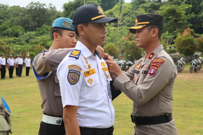 APEL : Wakapolres Lamandau Kompol Permadi SE, SIK memimpin apel gelar pasukan Operasi Patuh Telabang 2024.