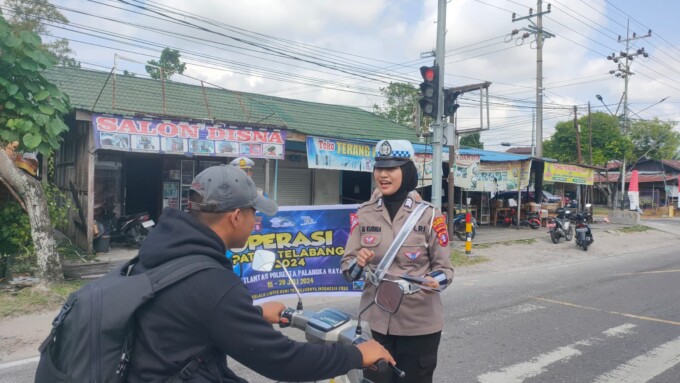 TURUN KE JALAN: Polwan Polresta Palangka Raya mengedukasi pengguna jalan akan pentingnya keselamatan di jalan raya.
