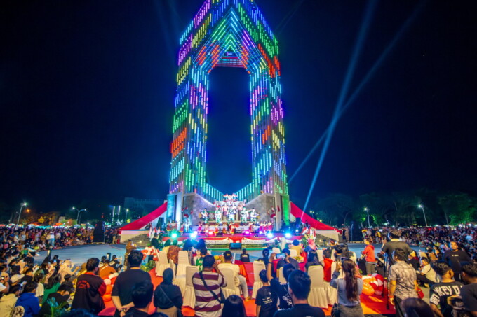MAGNET WISATA BARU: Warga memenuhi kawasan Bundaran Besar Palangka Raya untuk menyaksikan pertunjukan seni dalam rangka menyemarakkan HUT ke-79 kemerdekaan RI, Sabtu malam (3/8/2024).