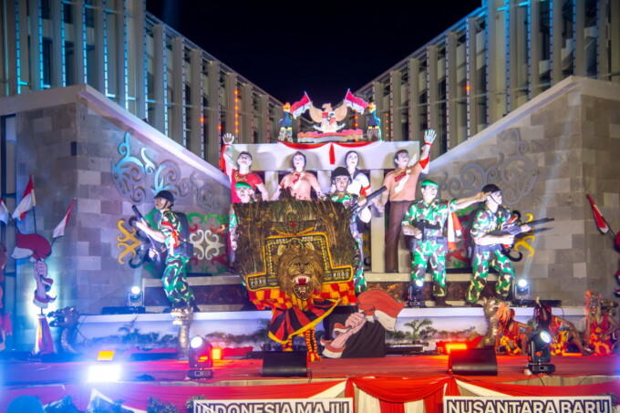 PENTAS SENI: Pertunjukan tari reog menarik perhatian masyarakat saat pentas seni menyambut HUT RI ke-79 di Bundaran Besar, Palangka Raya, Sabtu malam (3/8/2024).