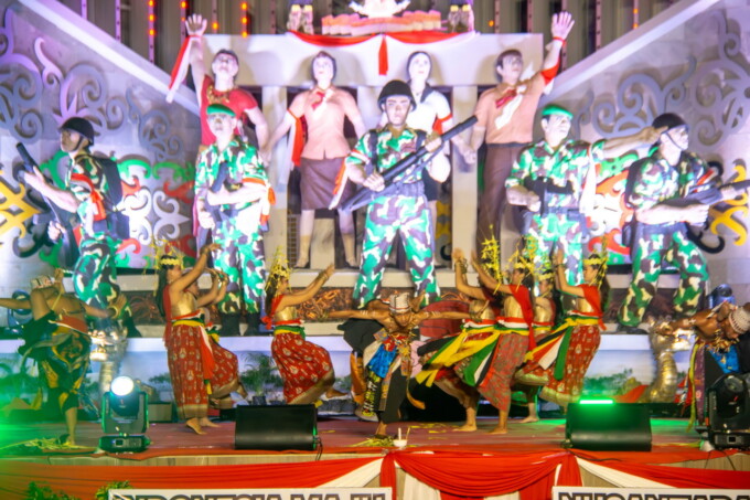 MEMUKAU: Sanggar Seni dan Budaya Igal Jue menampilkan tari dadas bawo pada malam pentas seni di Bundaran Besar, Sabtu malam (3/8/2024).