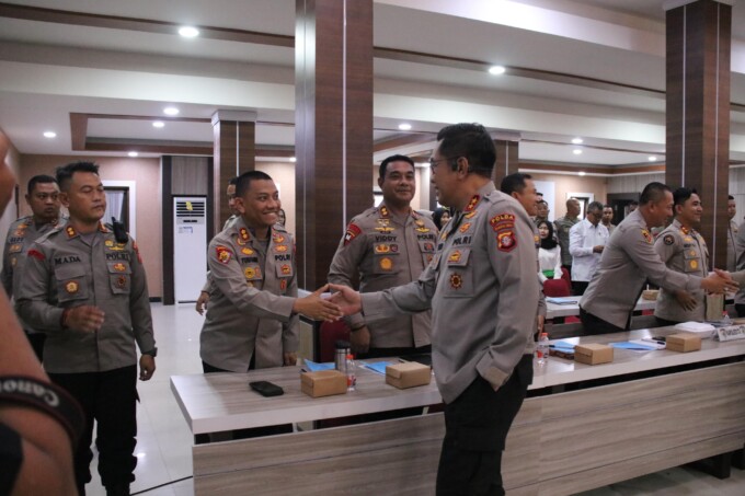HADIR: Kapolres Kobar AKBP Yusfandi Usman, S.I.K.,M.I.K., bersalaman dengan Kapolda Kalteng Irjen Pol Drs. Djoko Poerwanto, saat menghadiri kegiatan pembukaan taklimat awal audit kinerja itwasum di Aula Arya Dharma, mapolda setempat, Senin (5/8/2024).