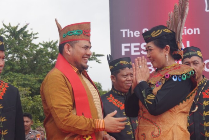FESTIVAL BABUKUNG: Pj Bupati Lamandau, Lilis Suriani (samping kanan) didampingi Direktur Pengembangan SDM Pariwisata Kemenparekraf, disela-sela kegiatannya saat membuka kegiatan festival babukung, di kawasan Bundaran Rusa, Nanga Bulik, (8/8/2024).