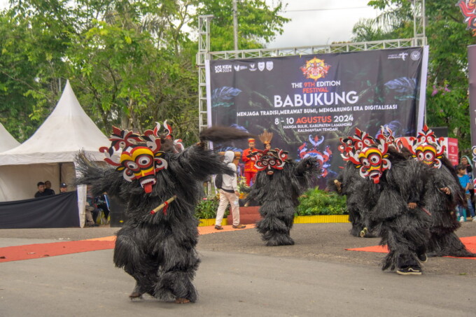 MENARIK PERHATIAN: Penampilan bukung hantu pada Festival Babukung 2024 di Kota Nanga Bulik, Kabupaten Lamandau, Kamis (8/8/2024). INSET: Festival ini mencatatkan rekor Muri 1.000 tatakup dibunyikan bersama. Piagam itu diterima langsung Pj Bupati Lamandau