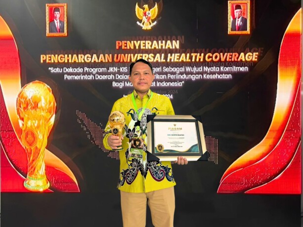 APRESIASI: Pj Bupati Barsel Dr Deddy Winarwan menerima penghargaan pada UHC Award 2024 di The Krakatau Grand Ballroom, Jakarta, Kamis (8/8/2024).