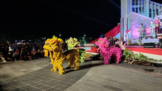 PERTUNJUKAN: Penampilan dari Paguyuban Barongsai Singa Langit pada acara semarak HUT ke-79 RI di Bundaran Besar, Sabtu malam (10/8/2024).