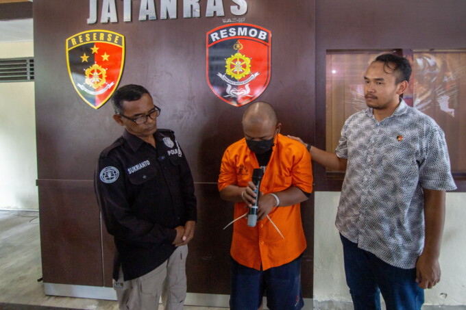 TERJERAT HUKUM: Ekspos kasus pencurian dengan tersangka FB di Satreskrim Polresta Palangka Raya, Selasa (13/8/2024).