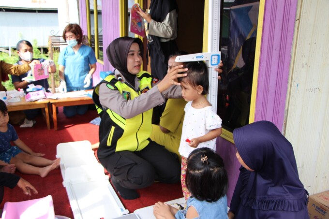 LANGKAH KONKRET: Tim Kesehatan Mobile (Kesmob) Rumkit Bhayangkara secara rutin melaksanakan kegiatan posling untuk mencegah stunting.