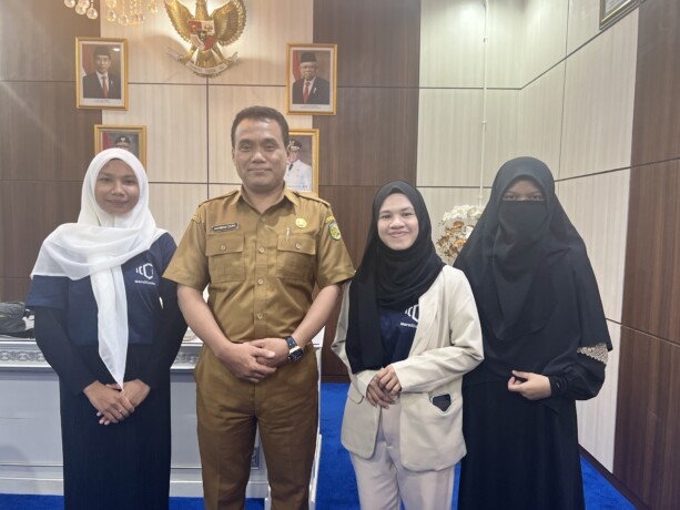 MERAWAT BAHASA DAERAH: Tim TerDayak Yuna Yulianti (kiri), Quratul Ain (dua dari kanan), dan Ervina (kanan) foto bersama Pj Sekda Kota Palangka Raya Achmad Zaini, beberapa waktu lalu.