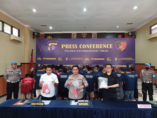 EKSPOES: Kapolres Kotim AKBP Resky Maulana Zulkarnain menunjukan barbuk dan tersangka kasus pencurian dan narkoba di Mapolres Kotim, Selasa (13/8/2024).