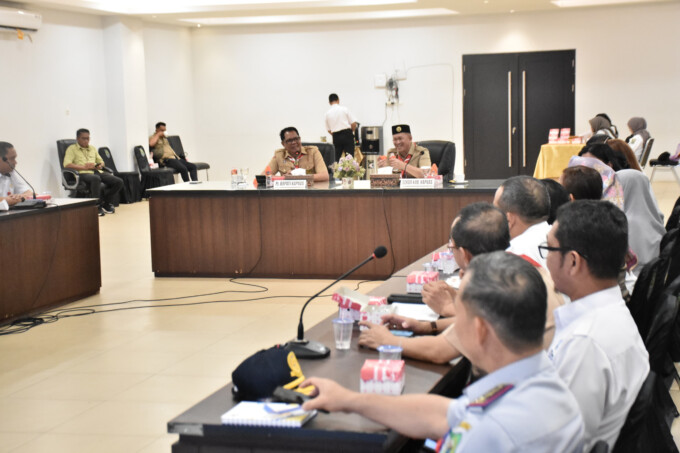 RAKOR PERDANA: Pj Bupati Kapuas H. Darliansjah memimpin rakor dengan kepala perangkat daerah di ruang rapat rujab bupati Kapuas, Rabu (14/8/2024).