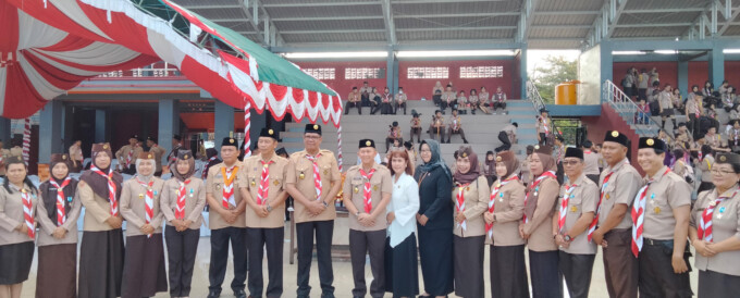HARI PRAMUKA: Pj Bupati Kapuas Ir H Darliansjah MSi foto bersama Sekda Kapuas Septedy, Ketua Kwartir Cabang Gerakan Pramuka Kabupaten Kapuas Suwarno Muriyat, forkopimda, kepala perangkat daerah, para pembina pramuka usai upacara peringatan HUT ke-63 Hari