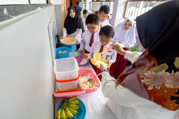 MAKAN SIANG: Murid SD Islam Terpadu Al-Furqan Palangka Raya sedang mengantri pengambilan makan siang di sekolah, Senin (19/8). Sekolah ini menganggarkan biaya Rp20.000 setiap porsinya.