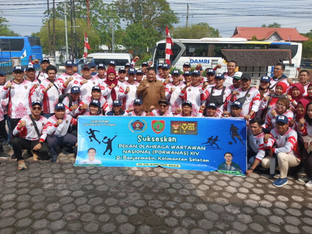 PELEPASAN KONTINGAN: Wagub Kalteng H Edy Pratowo melepas kontingen Kalteng untuk mengikuti Porwanas, kemarin (19/8/2024).
