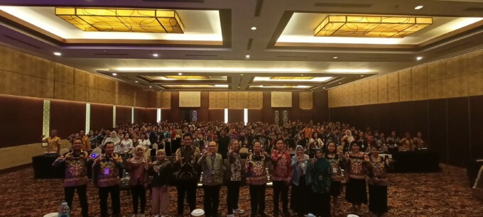 KEBERSAMAAN : Kepala Dinas Pendidikan Katingan Feriso SE, Ketua Panitia Adi Candra Masri, M.Pd. bersama narasumber dan peserta kegiatan foto bersama disela-sela kegiatan workshop, Kamis (01/08/2024) malam.