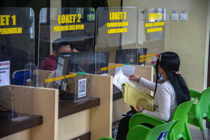 ADMINISTRASI: Warga mengurus pembuatan surat keterangan catatan kepolisian (SKCK) di Polresta Palangka Raya, kemarin (20/8/2024).