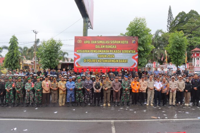 KELANCARAN PILKADA: Kapolres Kobar, AKBP Yusfandi Usman bersama Pj. Bupati Kobar, Drs. Budi Santosa di sela giat simulasi Sispamkota.