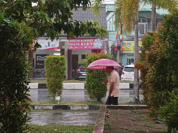 KEHUJANAN: Masyarakat Kota Palangka Raya tengah berjalan-jalan di kawasan Taman Jalan Yos Soedarso, Kelurahan Menteng, Kecamatan Jekan Raya, di tengah cuaca hujan, Kamis sore (22/8/2024).