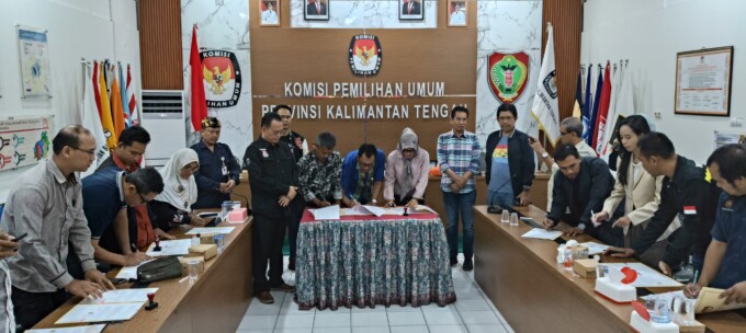 KERJA SAMA: Perwakilan media menandatangani perjanjian kerja sama dengan KPU Kalteng, Sabtu (24/8/2024).