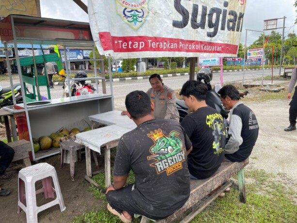DENGARKAN KELUHAN: Kapolres Gumas, AKBP Theodorus Priyo Santosa sambangi warga di warung.