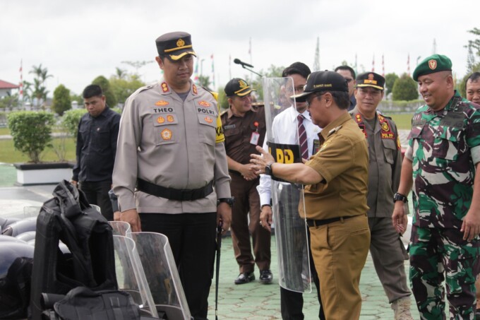 SINERGI: Kapolres Gunung Mas AKBP Theodorus Priyo Santosa bersama Pj Bupati Gumas, Herson B. Aden di sela giat apel gelar pasukan gabungan.