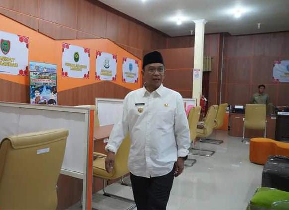 MENINJAU : Pj Bupati Lamandau, Said Salim, disela-sela kegiatannya saat meninjau MPP Lamandau, belum lama ini.