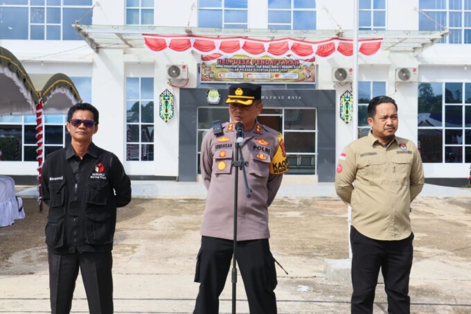 ARAHAN: Kapolres Mura AKBP Irwansah memmberi arahan kepada personelnya dalam mengamankan pendaftaran pasangan calon bupati dan wakil bupati Murung Raya.