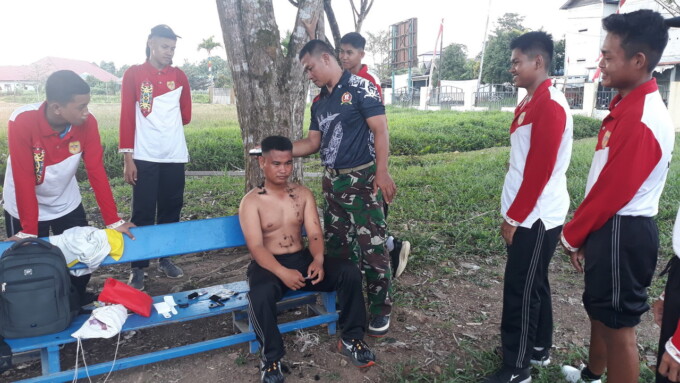 PANGKAS RAMBUT : Babinsa Koramil 1016-07/Tewah Serda Achjani memangkas rambut anggota paskibra secara gratis di Kecamatan Tewah, Kabupaten Gunung Mas, beberapa waktu lalu.