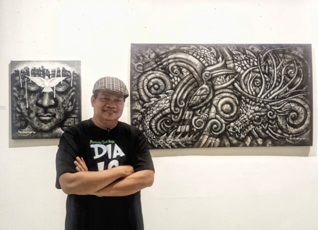 SENIMAN: Pebruarison Lampang menampilkan lukisan karya tangannya pada pameran seni rupa di Gedung Pameran UPT Taman Budaya Kalteng, Jalan Temanggung Tilung XIII, Palangka Raya, Jumat malam (26/7/2024).