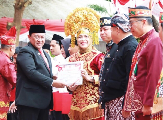 BANGGA : Wagub Kalteng H Edy Pratowo menyerahkan piagam penghargaan kepada Kadiskop dan UKM Kalteng usai mengikuti upacara bendera, di halaman Kantor Gubernur Kalteng, Sabtu (17/8).