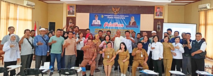 KEBERSAMAAN: Ketua panitia kegiatan CBIB Ir Lensi Asi MSi bersama Sekretaris Dinas Perikanan Palangka Raya Sri Utomo SPd MAP, narasumber, dan peserta foto bersama di Aula BGP, Selasa (13/8).