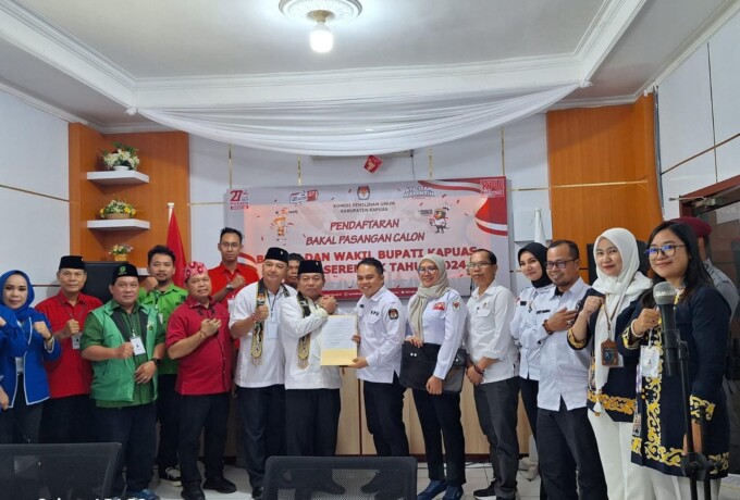 SERAHKAN BERKAS : Pasangan HM Wiyatno-Dodo didampingi pengurus partai politik menyerahkan berkas pendaftaran ke Komisi Pemilihan Umum Kabupaten Kapuas, Kamis (29/8/2024).