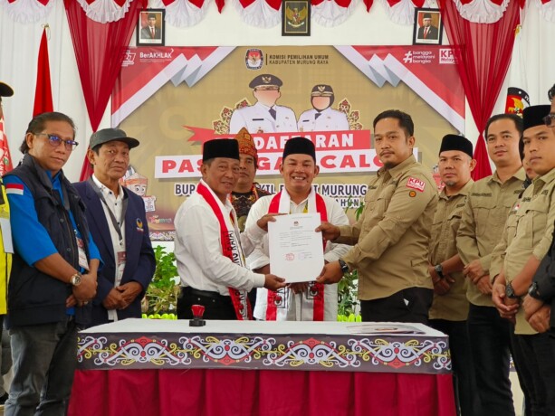 DAFTAR KE KPU : Pasangan Heriyus-Rahmanto Muhidin mendaftarkan diri ke KPU Murung Raya, Kamis (29/8/2024).