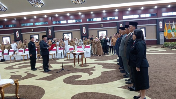 MENGUKUHKAN : Wakil Gubernur Kalimantan Tengah Edy Pratowo saat mengukuhkan pengurus Komisariat Wilayah FORSESDASI Kalteng periode 2024-2027 di Aula Jayang Tingang, Kantor Gubernur Kalteng, Senin (26/8/2024).