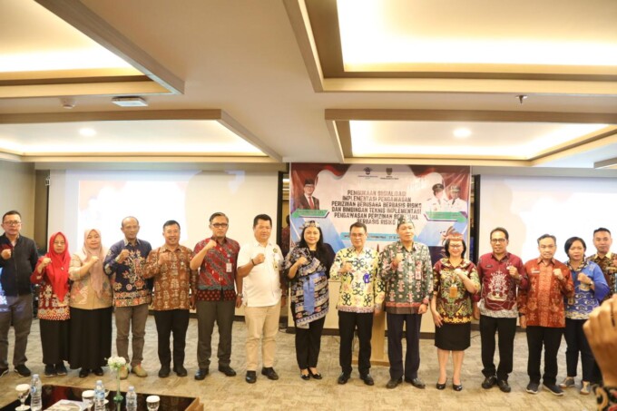 PERMUDAH PERIZINAN BERUSAHA : Staf Ahli (Sahli) Gubernur Kalteng Bidang Ekonomi, Keuangan dan Pembangunan Yuas Elko fofo bersama usai membuka sosialisasi dan bimbingan teknis implementasi pengawasan perizinan berusaha berbasis risiko di Palangka Raya, Kam