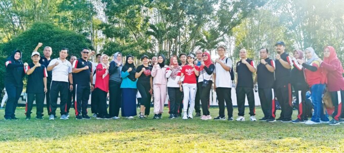 USAI SENAM : Kadiskop dan UKM Kalteng Hj Norhani beserta jajaran dan pihak OJK Kalteng foto bersama di halaman Diskop dan UKM Kalteng, Jumat (16/8).