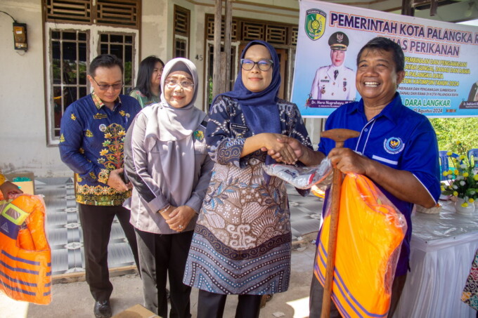 MENYERAHKAN: Pj Wali Kota Palangka Raya, Dr Hera Nugrahayu menyerahkan secara simbolis sarana dan prasarana pokmaswas, di Dermaga Petuk Katimpun, Kelurahan Petuk Katimpun, Kecamatan Jekan Raya, Kamis (15/8/2024).