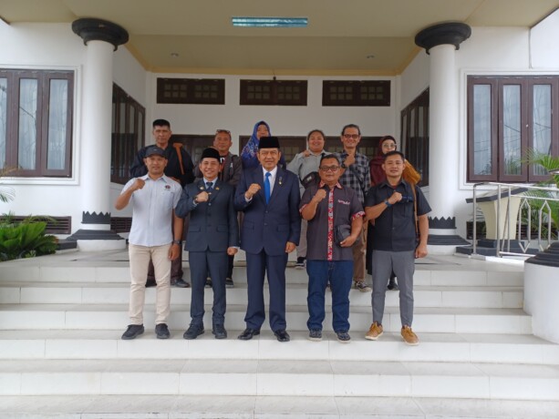 LEPAS KONTINGEN: Pj Bupati Kobar, Budi Santosa melepas rombongan PWI Kobar mengikuti Porwanas ke Banjarmasin, Senin (19/8/2024).