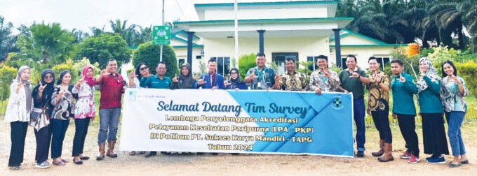 MENYAMBUT: Manajemen dan tenaga kesehatan PT SKM berfoto bersama pihak Lembaga Penyelenggara Akreditasi Pelayanan Kesehatan Paripurna (LPA-PKP) di Polibun PT SKM, baru-baru ini.