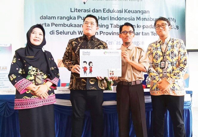 SIMBOLIS : Direktur Pemasaran dan Bisnis Bank Kalteng Marzuki (dua dari kiri) menyerahkan simpanan tabungan untuk siswa kepada Wakil Kepala SLBN-2 Agus Rianto MPd, Kamis (22/8).