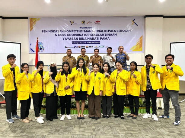 Kepala Bidang Pembinaan Ketenagaan Dinas Pendidikan Provinsi Kalimantan Tengah, Juliansyah, bersama  Kepala Dinas Pendidikan Kabupaten Barito Utara, Syahmiluddin A. Surapati, Kepala Dinas Kabupaten Kapuas Aswan, Wakil Dekan Bidang Akademik FKIP UPR Prof.