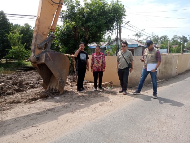 MENINJAU: Jajarann Komisi IV DPRD Kalteng melakukan peninjauan perbaikan jalan, belum lama ini.
