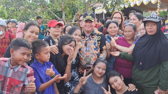 KEBERSAMAAN: Bupati Kotim, H Halikinnor menyapa masyarakat saat melakukan kunjungan kerja di salah satu desa, belum lama ini.